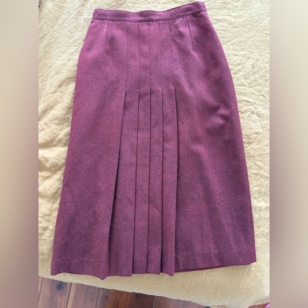 Burgundy vintage wool pencil skirt w pleats in front.